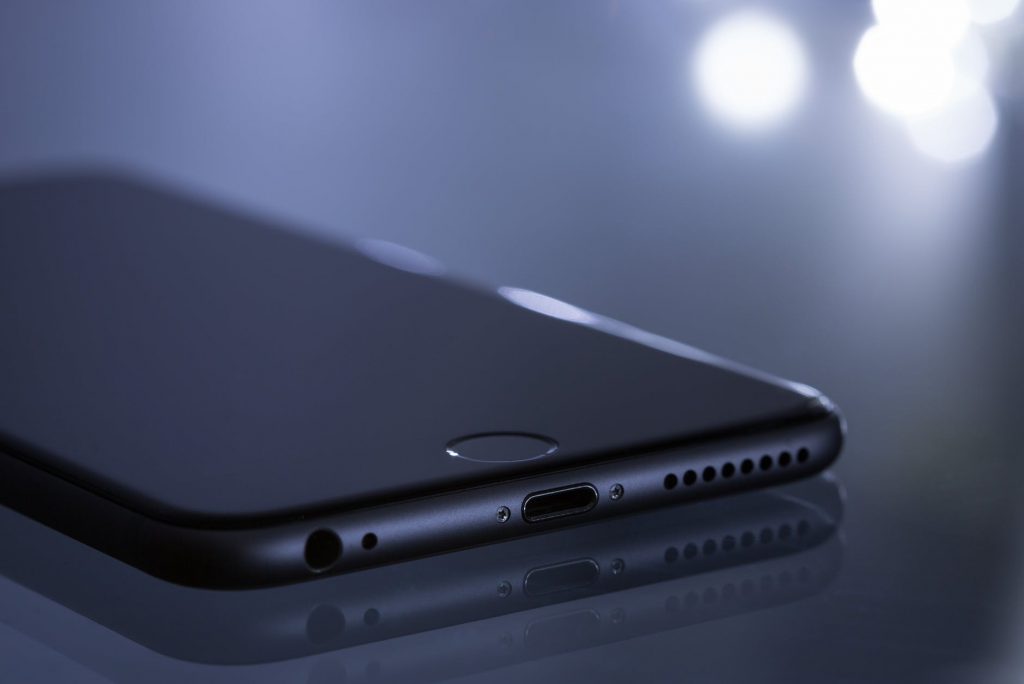 Smartfon na stole
