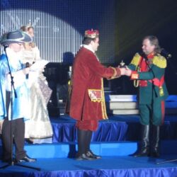 Marek Markowsku odbiera nagrode od Eugene Kaspersky w Petersburgu